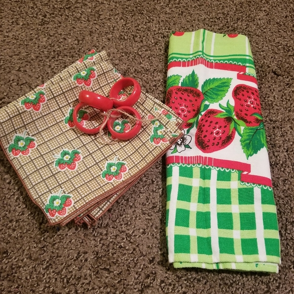 Vintage strawberry napkins - Picture 1 of 2